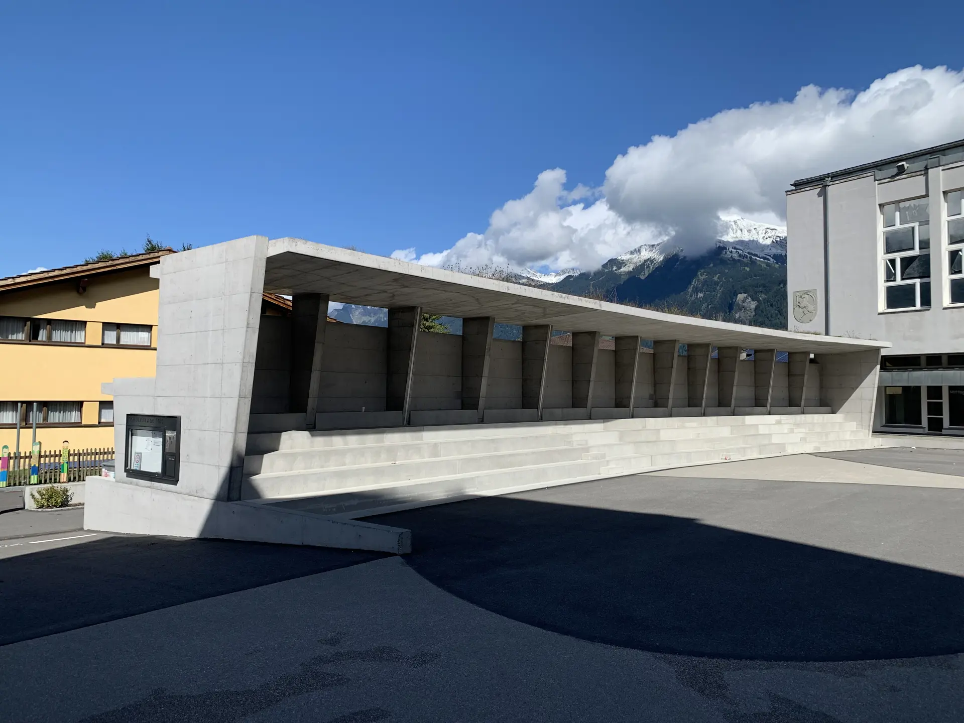 11_Neugestaltung Schulhausplatz Igsi mit Tribüne_Velounterstand